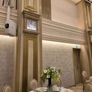 時計台をテーマとした披露宴会場。天井が高く縦に広々とした印象でした。