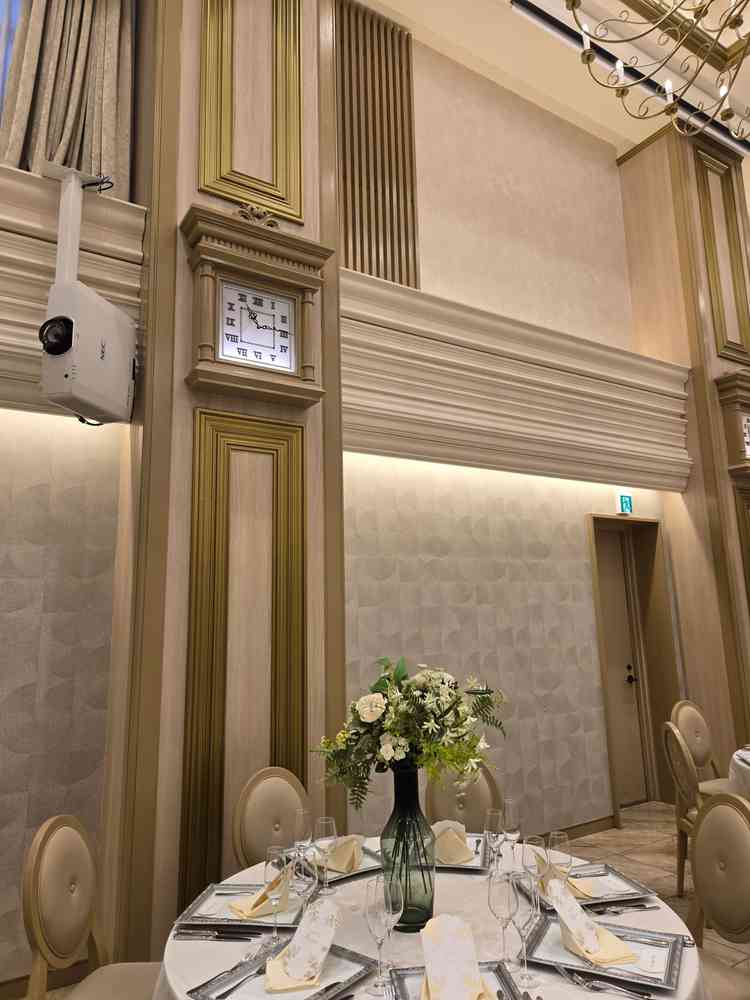 時計台をテーマとした披露宴会場。天井が高く縦に広々とした印象でした。