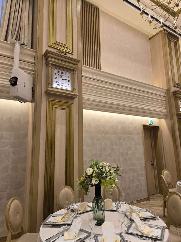 時計台をテーマとした披露宴会場。天井が高く縦に広々とした印象でした。