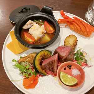 色鮮やかで見た目も楽しく、非常に美味しいお料理。