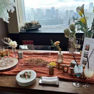 ウェルカムドリンクと生ハムのおつまみ　この景色を見ながらドリンクを飲んでいるだけで満足いただけそう