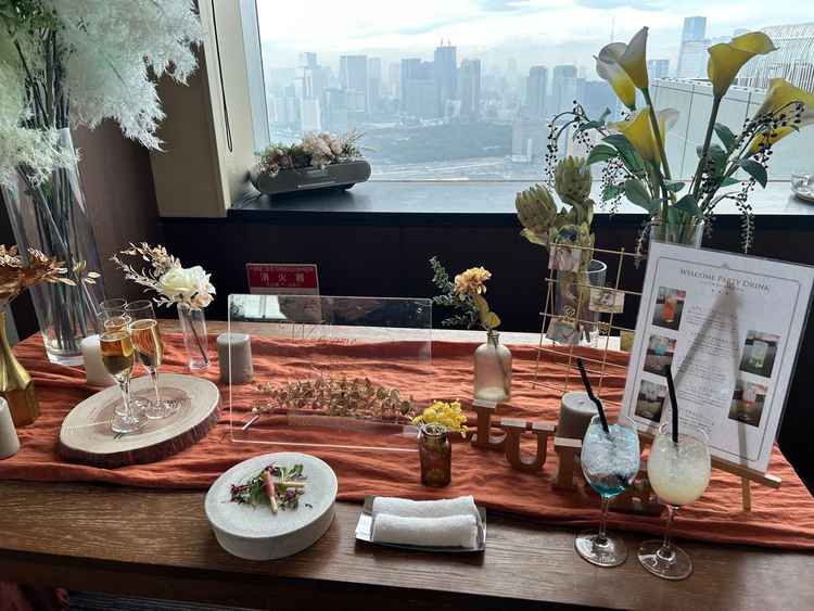 ウェルカムドリンクと生ハムのおつまみ　この景色を見ながらドリンクを飲んでいるだけで満足いただけそう