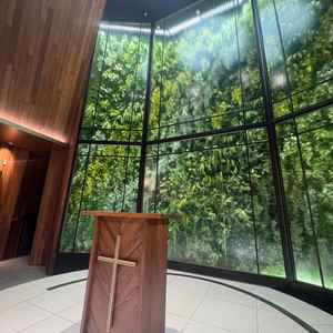 チャペルの奥部分。窓の奥のグリーンは本物ではなく、イラストのようでした。