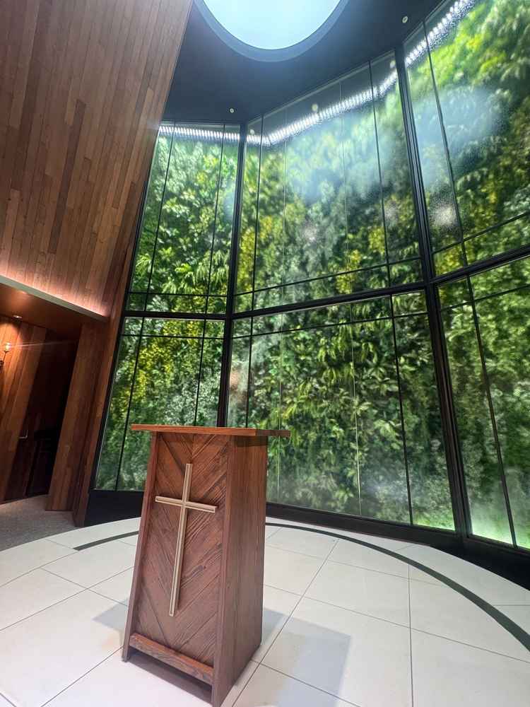 チャペルの奥部分。窓の奥のグリーンは本物ではなく、イラストのようでした。