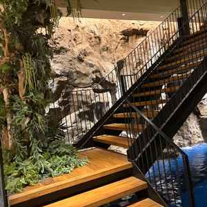 B1披露宴会場の外には滝