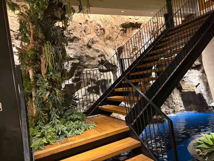 B1披露宴会場の外には滝