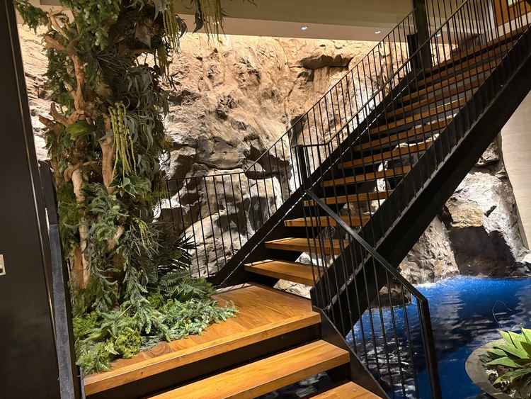 B1披露宴会場の外には滝