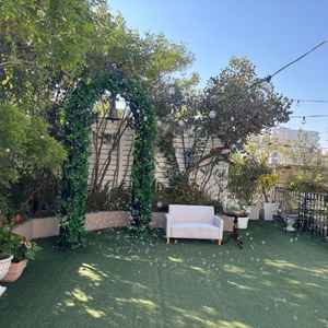 緑豊かな屋上庭園の写真。全体が緑に囲まれているため、アットホームな雰囲気が演出されていました。