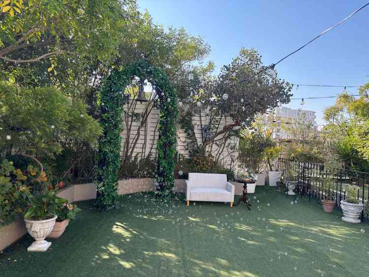 緑豊かな屋上庭園の写真。全体が緑に囲まれているため、アットホームな雰囲気が演出されていました。