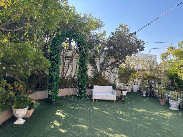 緑豊かな屋上庭園の写真。全体が緑に囲まれているため、アットホームな雰囲気が演出されていました。