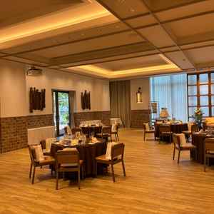 もうひとつの披露宴会場です。ウッド調で落ち着きもあり、独創的でおしゃれな空間でした。