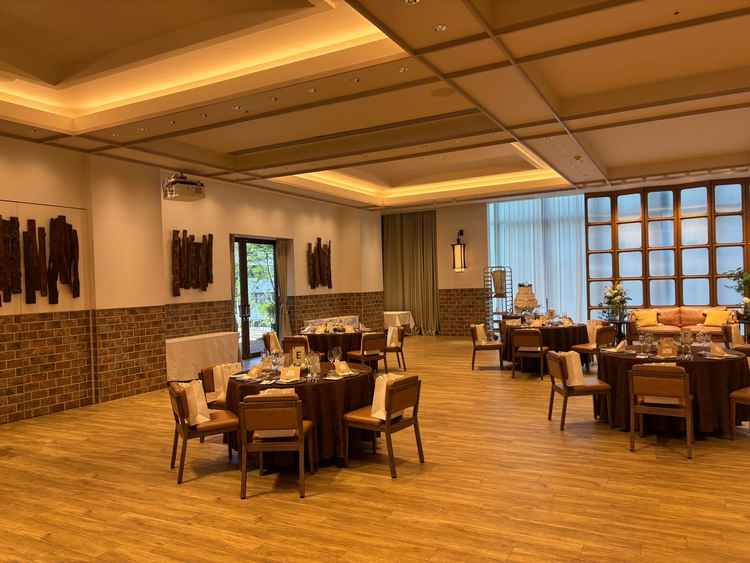 もうひとつの披露宴会場です。ウッド調で落ち着きもあり、独創的でおしゃれな空間でした。