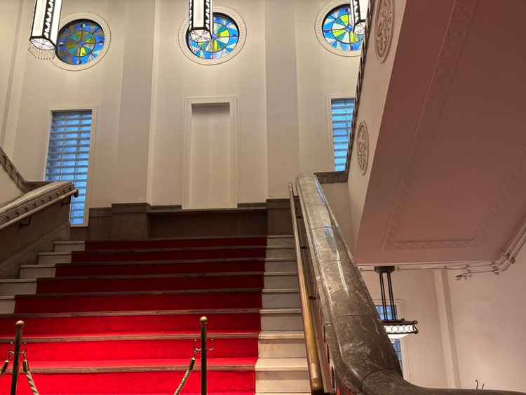 宴会場や待合室への通路、素敵な雰囲気の階段を登りテンションが上がります。