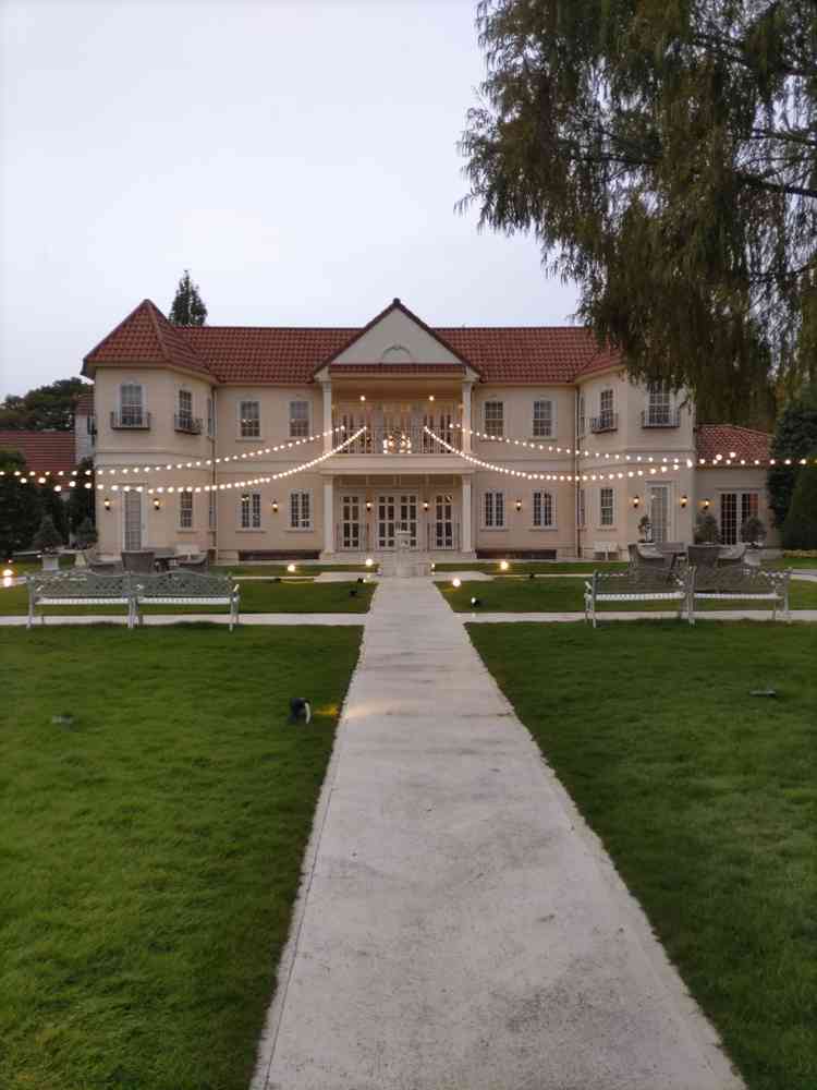 フェアブルーム自慢の庭です。庭のあちこちで写真を撮れます。集合写真もおすすめとのことです。