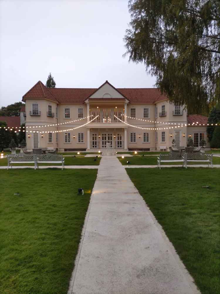 フェアブルーム自慢の庭です。庭のあちこちで写真を撮れます。集合写真もおすすめとのことです。