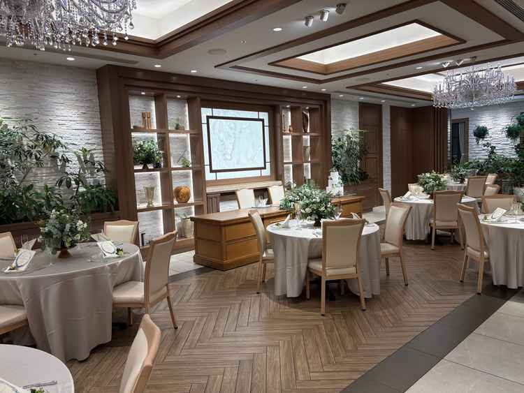 披露宴会場は緑と木に囲まれた雰囲気でナチュラルで落ち着いた雰囲気でよかったです。