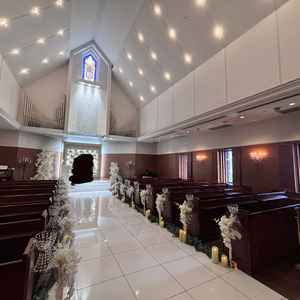 チャペルの中です。開放感のある天井と、バージンロードが広いのが印象的。