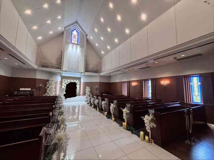 チャペルの中です。開放感のある天井と、バージンロードが広いのが印象的。