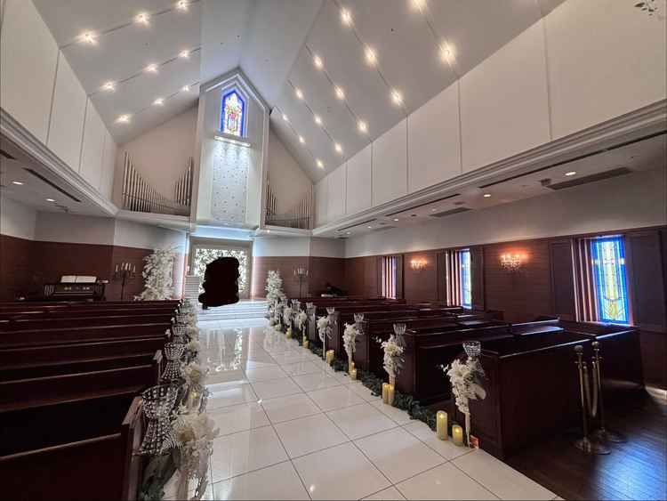 チャペルの中です。開放感のある天井と、バージンロードが広いのが印象的。