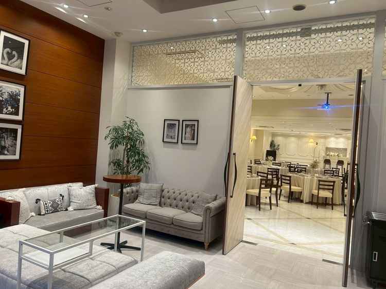 披露宴会場の待合室。人数が入りきらない場合は披露宴会場に先に入って待つ事もできるそうです。