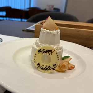 ケーキの試食。りんごを巻いてバラの形にしている。美味しかった。