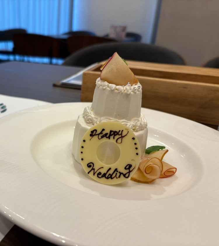 ケーキの試食。りんごを巻いてバラの形にしている。美味しかった。