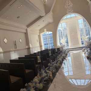 チャペル。大理石のバージンロードとシンプルながらも清廉された雰囲気が良かった。写真映パイ上階にある。