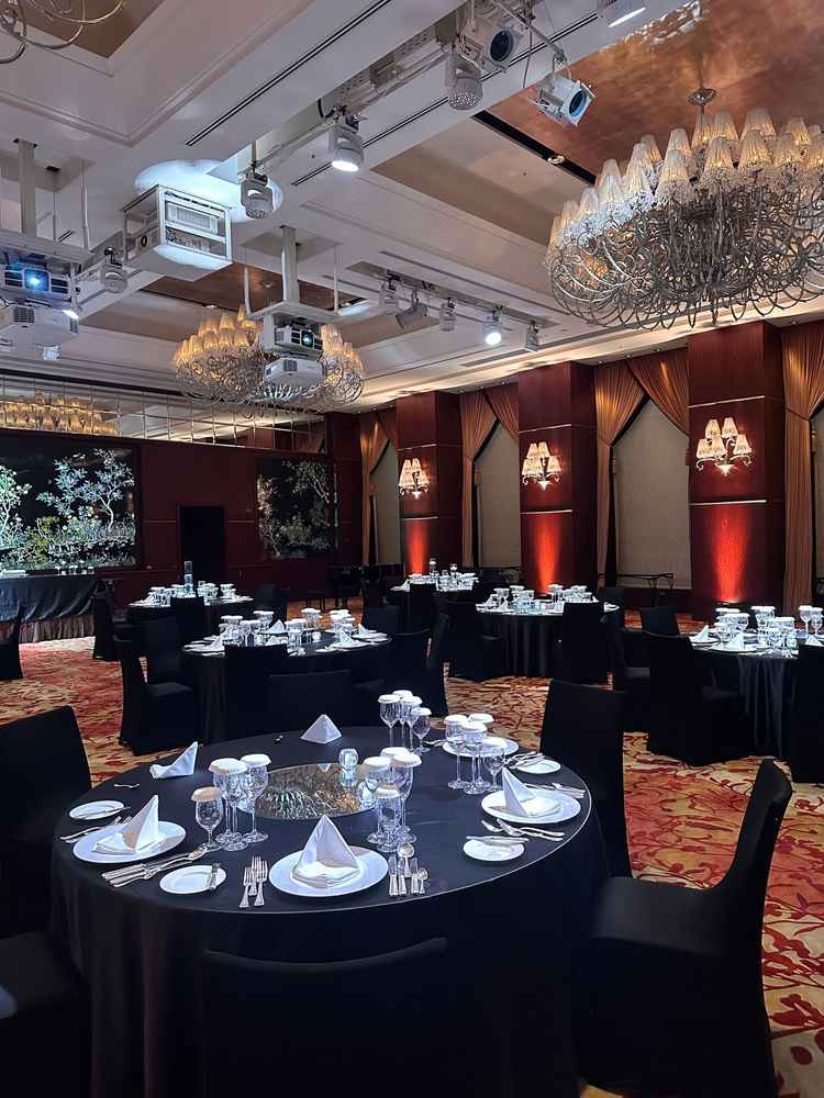 披露宴会場は1箇所のみで、正方形に作られている。縦にも横にも程よい距離感で、ゲストとも楽しめる空間。