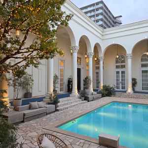 夕方になるとイルミネーションが輝きガーデンウエディングができるそうです