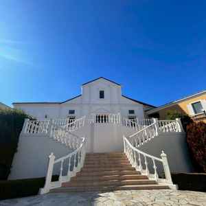 チャペルでの挙式後、この階段広場でゲストとの撮影可能。