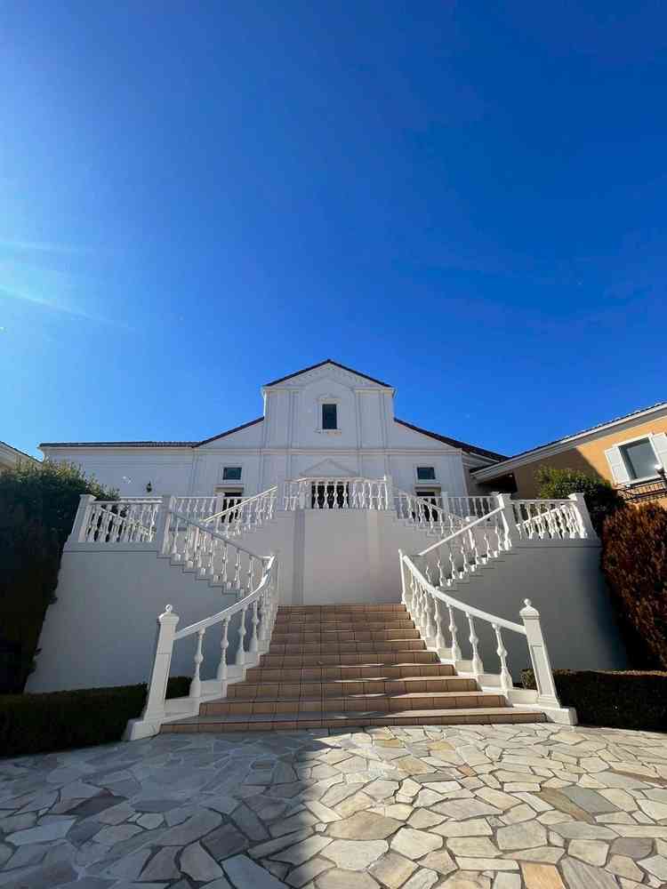 チャペルでの挙式後、この階段広場でゲストとの撮影可能。