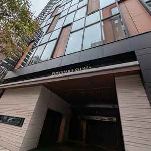 銀座の大通り沿いですが、大通り沿いの入口は資生堂なので、式場の入口は脇道沿いになります。