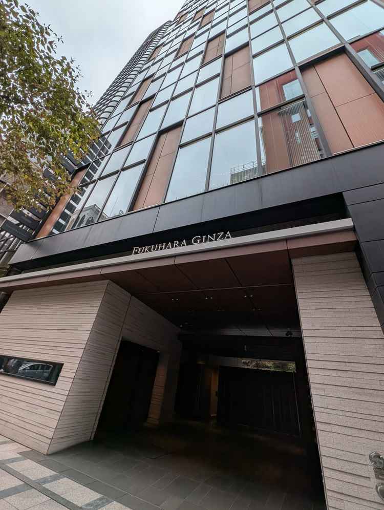 銀座の大通り沿いですが、大通り沿いの入口は資生堂なので、式場の入口は脇道沿いになります。