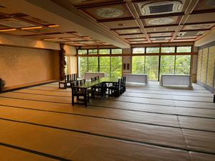2階の披露宴会場です。舞台があって宴会場のような雰囲気です。