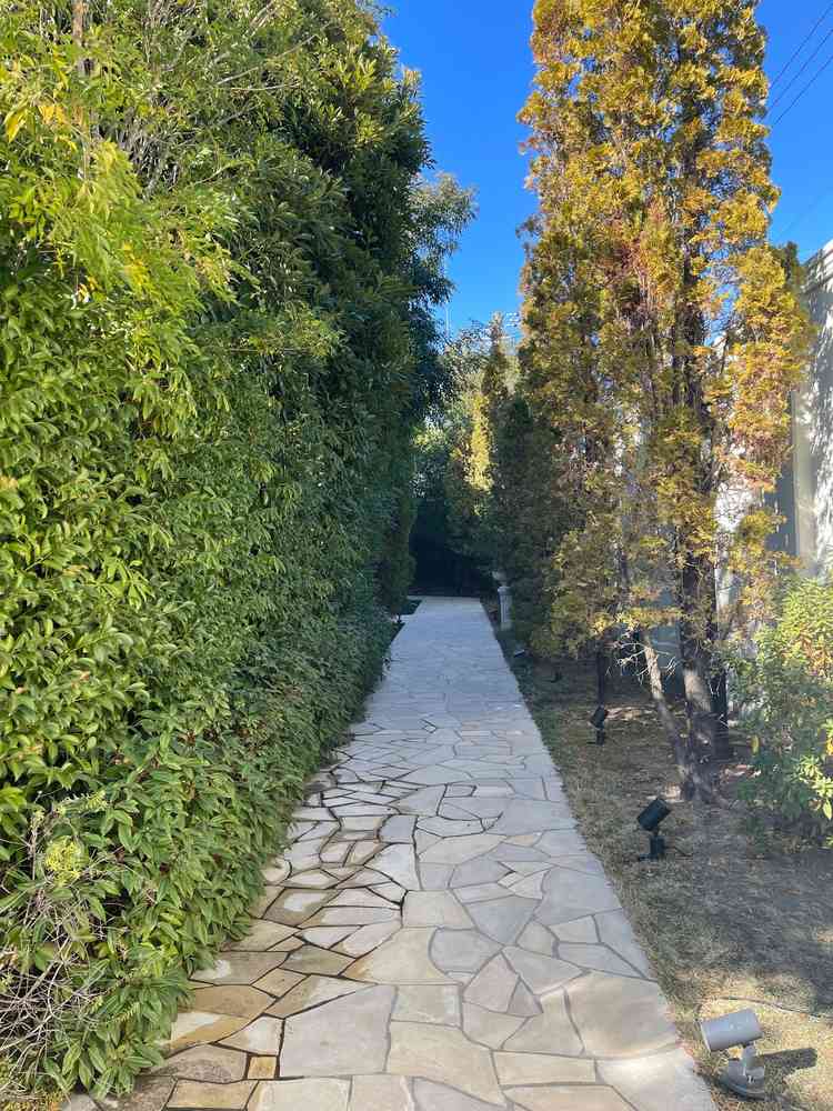 表玄関から、挙式会場へ向かう通路です。外の景色は一切見えません。