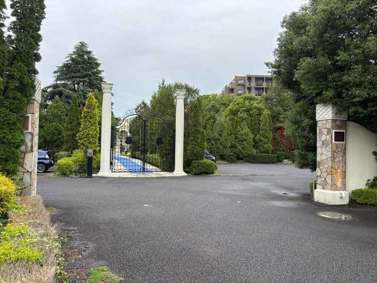 式場入り口。凱旋門が大きく、迫力があります。入り口も大きいので車で来ても窮屈さが無さそう。