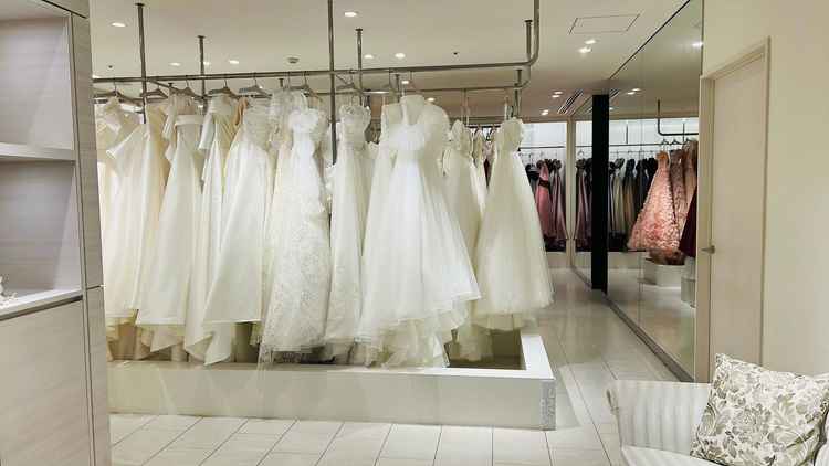 ドレスの種類が豊富で、選択肢の多さが魅力的でした。式後にリメイクできる点も良いと思いました。