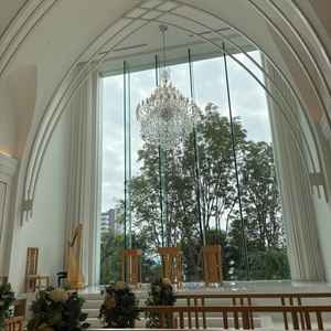 大きなシャンデリアのチャペル。羽が降ってくる演出やムービーを流せるのが特徴的でした。