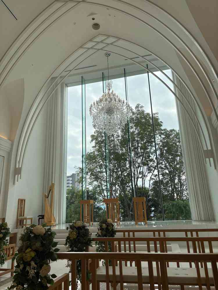 大きなシャンデリアのチャペル。羽が降ってくる演出やムービーを流せるのが特徴的でした。