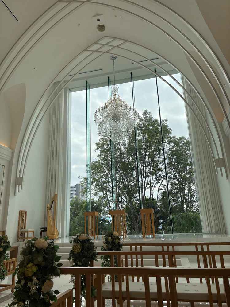 大きなシャンデリアのチャペル。羽が降ってくる演出やムービーを流せるのが特徴的でした。