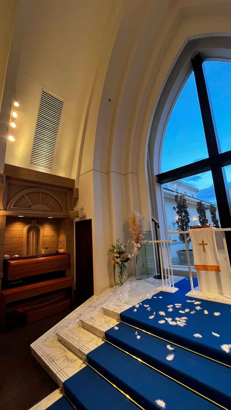 チャペル広角。羽が降ってくる仕様がある。