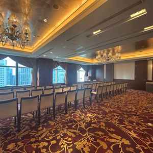 参列者の待合室。こちらでカクテルやカナッペなどをいただけるよう。今回は会議室仕様。