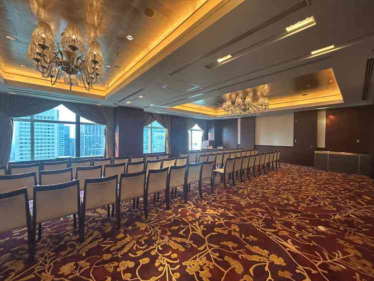 参列者の待合室。こちらでカクテルやカナッペなどをいただけるよう。今回は会議室仕様。