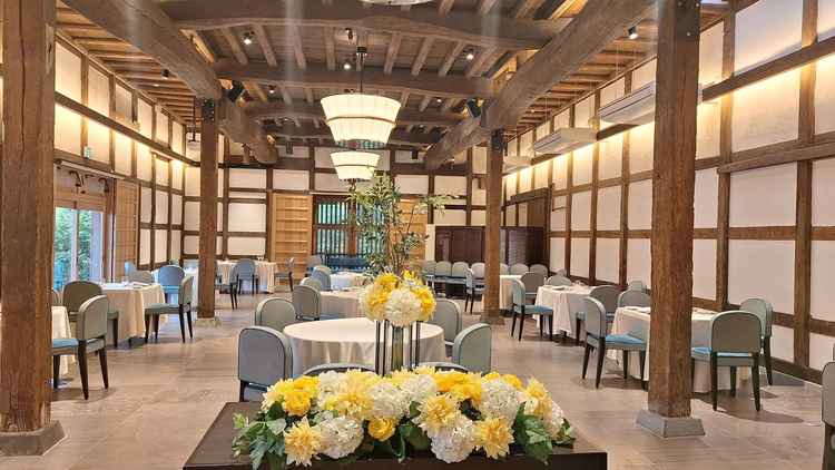 会食会場です。木の温もりに満ちていて、高い天井が心地よい開放感を演出しています。