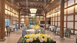 会食会場です。木の温もりに満ちていて、高い天井が心地よい開放感を演出しています。