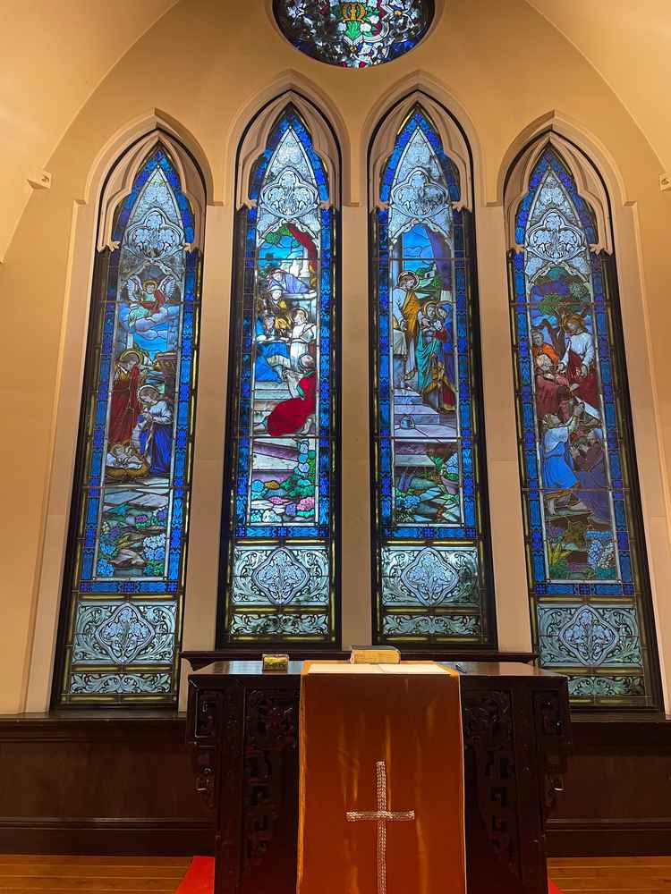 チャペル(教会)の奥にあるステンドグラス。天使が至る所にいてとても素敵でした。