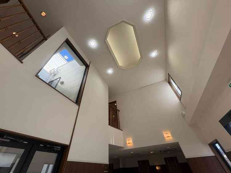 受付から上を写した写真。吹き抜けになっていました。