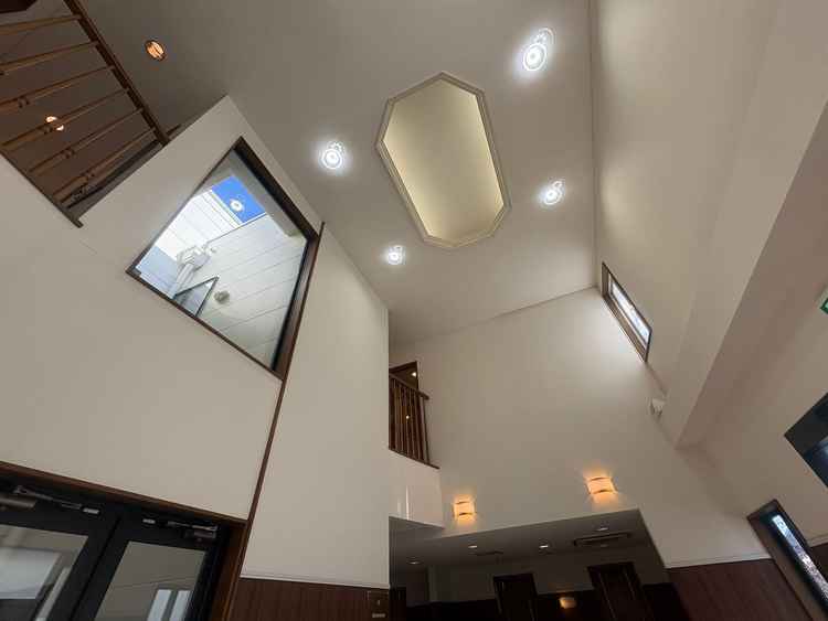受付から上を写した写真。吹き抜けになっていました。