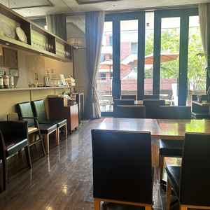 打ち合わせのスペース。北野のメイン通りに面している。