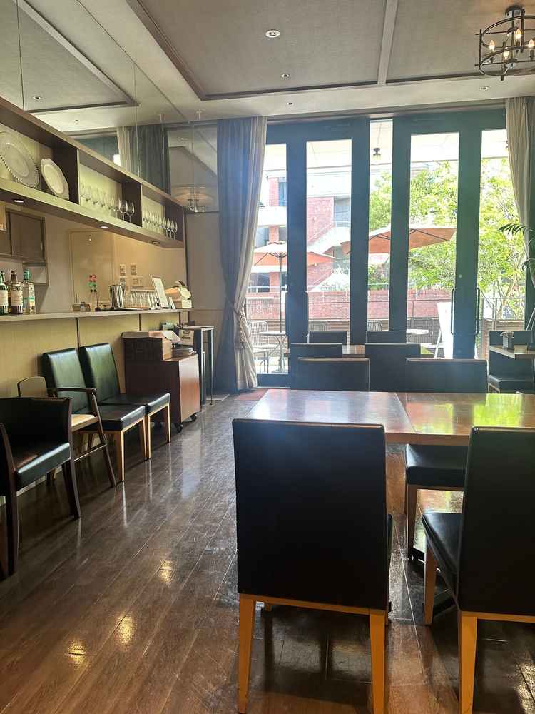 打ち合わせのスペース。北野のメイン通りに面している。